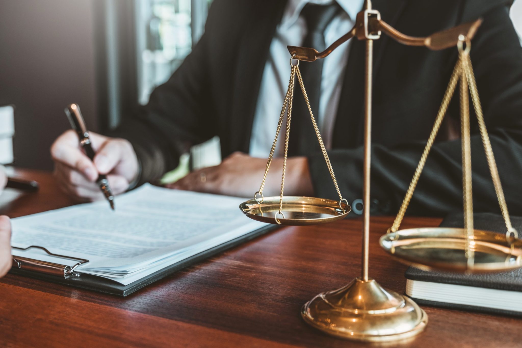 Judges male lawyers Consultation of businessmen legal services Consulting in regard to the various contracts to plan the case in court. Judges male lawyers Consultation of businessmen legal services Consulting in regard to the various contracts to plan the case in court.
